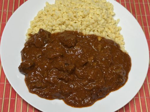 Pörkölt – (hustý maďarský guláš) toto je verze s hovězím – Marhapörkölt