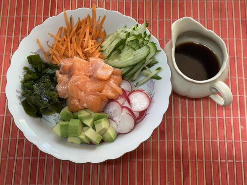 Poke bowl s rýží a lososem