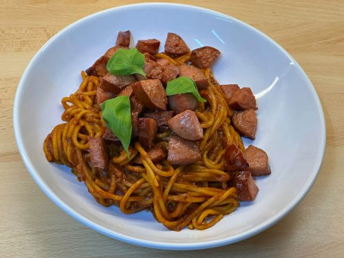 Špagety s domácím kečupem a špekáčkem