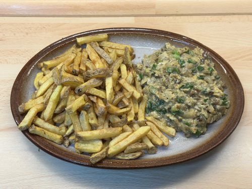 Míchaná vejce s chipotle, medvědím česnekem a hranolkami