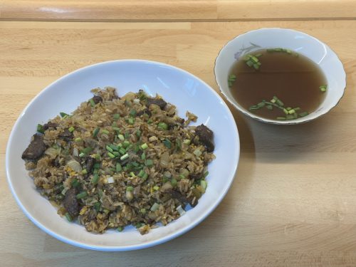 Cơm rang dưa bò – Smažená rýže s nakládanou hořčicí a hovězím