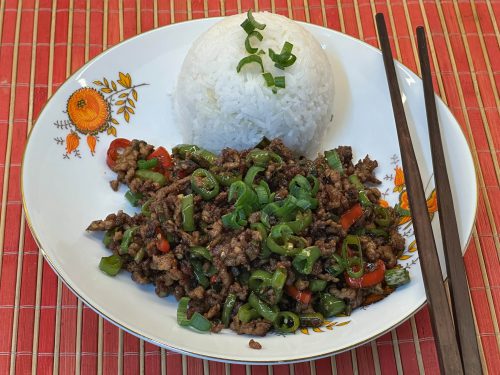 青椒炒肉末 – čínské mleté vepřové se zelenými paprikami