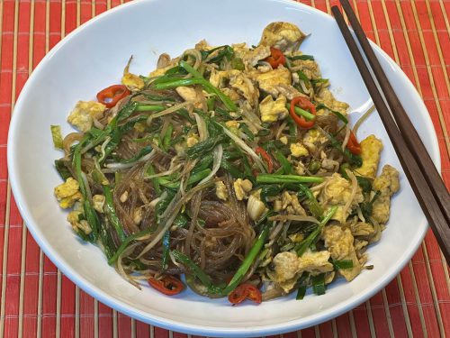 炒合菜 (Chǎo hécài) – restovaná směs se skleněnými nudlemi, mungo klíčky a vejci