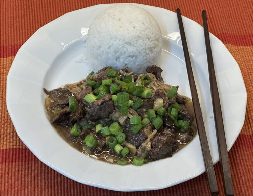 Hovězí s enoki houbami na pánvi (蒜香金針菇炒牛肉) – Suàn xiāng jīnzhēn gū chǎo niúròu