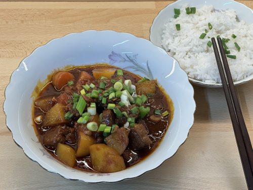 Dušené hovězí s bramborami a mrkví (胡萝卜土豆烧牛腩, húluóbo tǔdòu shāo niúnǎn)