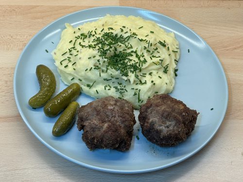 Špekové karbanátky se smetanovou bramborovou kaší