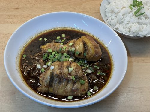 Kuřecí stehna v páře s enoki houbami – 金针菇蒸鸡腿 (jīnzhēngū zhēng jītuǐ)