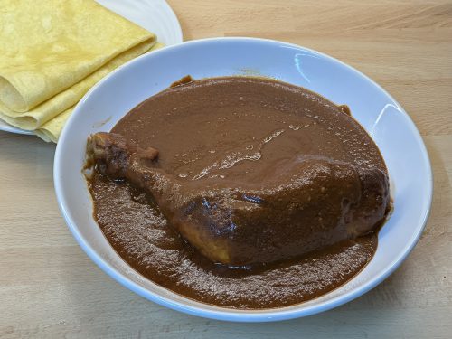 Mole poblano con pollo – Kuře v tmavé chilli omáčce