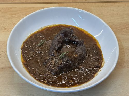 Jarret de bœuf braisé aux oignons – Hovězí kližka s kostí dušená na cibuli a červeném víně