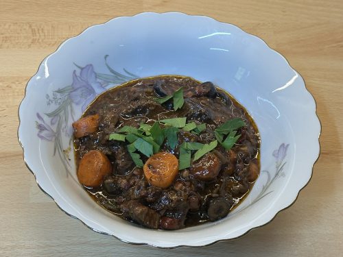 Daube provençale – Daube de bœuf à la provençale – Hovězí dušené v červeném víně s pomerančovou kůrou a olivami