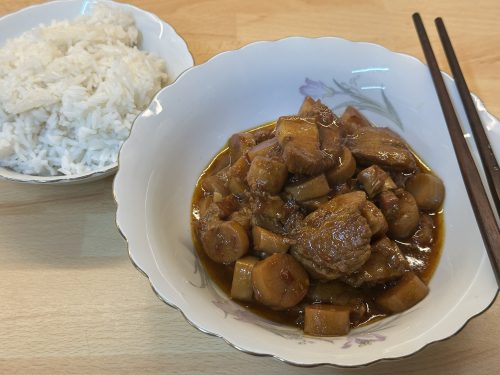 Dušený vepřový bůček s bambusovými výhonky – 竹筍紅燒肉 – Zhúsǔn hóngshāo ròu