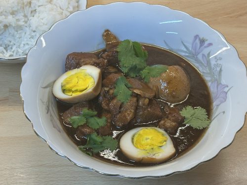 Laoský dušený vepřový bůček s vejci – Tom Khem – ຕົ້ມເຄັມ