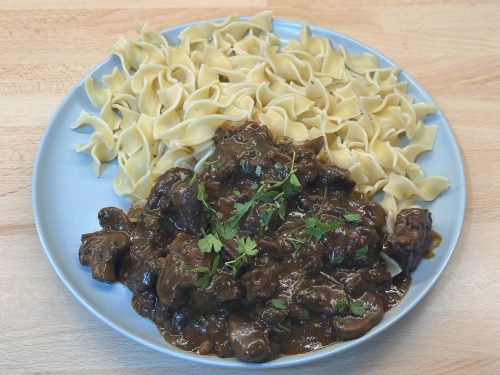 Americké pomalu dušené hovězí se žampiony – Slow Cooker Beef Tips with Mushroom Gravy