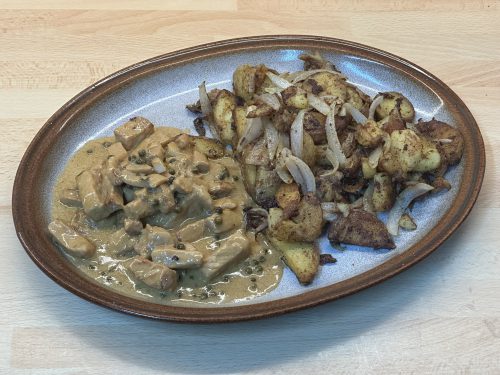 Vepřové nudličky v pepřové omáčce s opečenými bramborami a cibulí