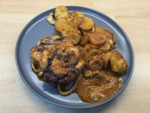 Pečené kuře s bramborami v omáčce – Fırında Soslu Patatesli Tavuk